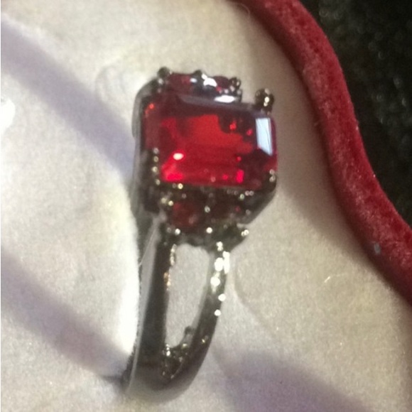 NWOT- Ruby Red Princess Cut Gemstone in a Black Gunmetal Setting. Size 8 - Picture 4 of 4